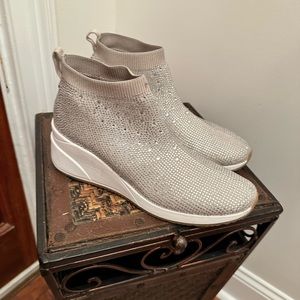 Cute! Cute! For the girls that love bling!